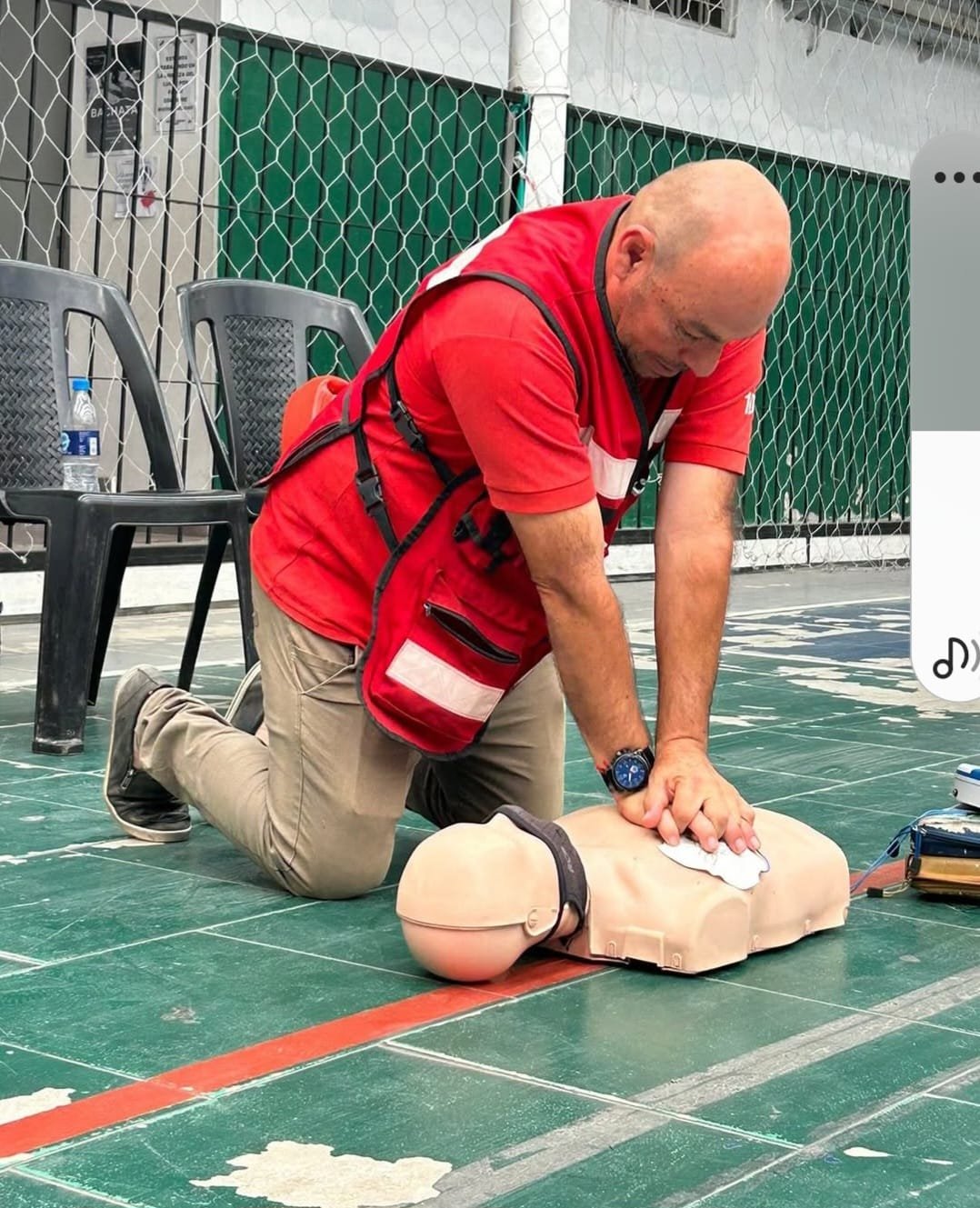 Lic. Sandro Ortega realizando RCP